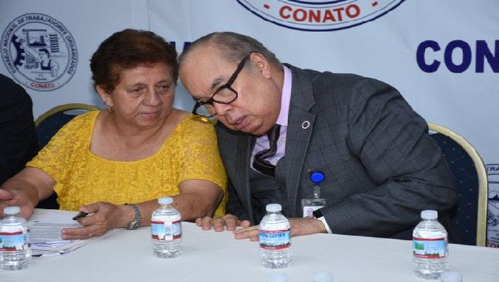 La coordinadora del CONATO, Nelva Reyes, manifestó los planteamientos de los trabajadores al Director General de la CSS, Enrique Lau Cortés,