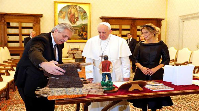El papa Francisco y Alberto Fernández intercambiaron obsequios entre los que destacan un telar y un medallón que simboliza la paz.