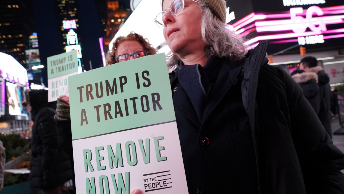 Manifestantes sostienen carteles en una movilización contra Trump en la ciudad de Nueva York.