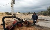 Un palestino inspecciona el sitio de un ataque aéreo israelí en el sur de la Franja de Gaza.