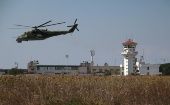 En la imagen de archivo un helicóptero sobrevuela cerca de la base aérea rusa en Siria.