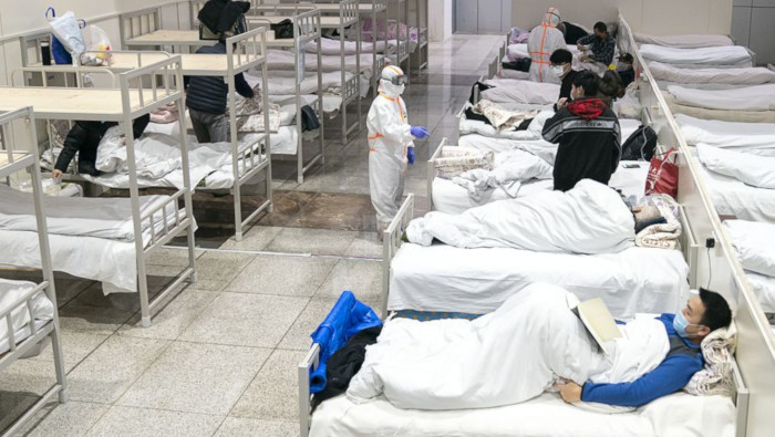Pacientes infectados con el nuevo coronavirus en un hospital provisional habilitado a partir de un centro de exposiciones, en Wuhan.