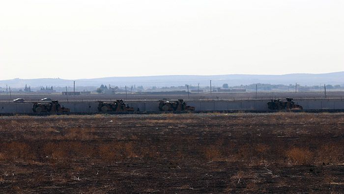 Fuerzas turcas patrullan sus posiciones en la región siria de Idlib.