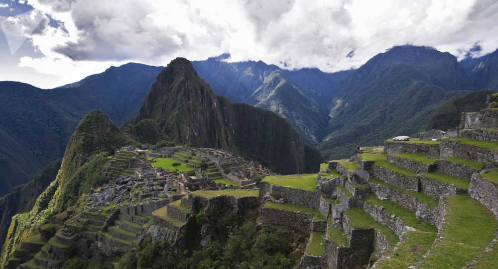Machu Picchu es una ciudadela inca ubicada en las alturas de las montañas de los Andes en Perú.