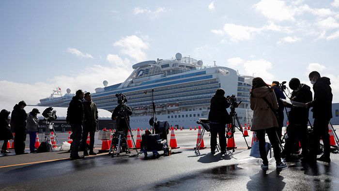 El Gobierno japones ha realizado al menos 13 exámenes médicos a personas que se encuentran dentro del crucero en Yokohama.