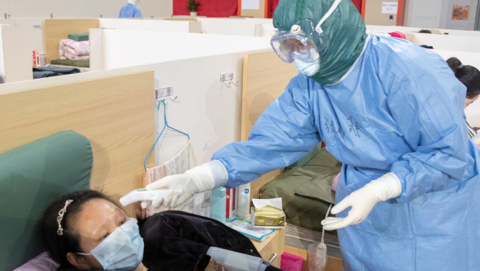El personal médico atiende a pacientes en un hospital improvisado en la ciudad china de Wuhan.