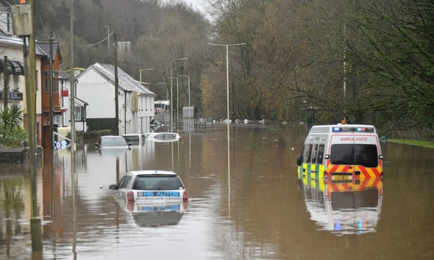 El Instituto Meteorológico británico (MET), decretó para el sur de Gales el nivel más elevado de peligrosidad y alertan que hay riesgo de muerte por las condiciones climáticas.