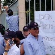 Los trabajadores exigen dialogar con el presidente de facto de YPFB, Herland Soliz. 