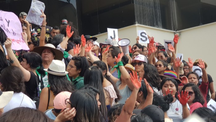 Integrantes del movimiento MeToo (Yo también) se reunieron en las calles de la capital peruana junto a la madre de la víctima para exigir justicia.