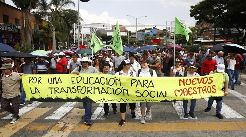Docentes colombianos en paro nacional por garantías y seguridad