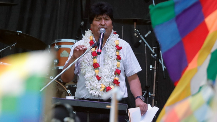 En esta foto de archivo, Evo Morales se dirige a miles de personas en un acto celebrado en enero en Buenos Aires, Argentina.