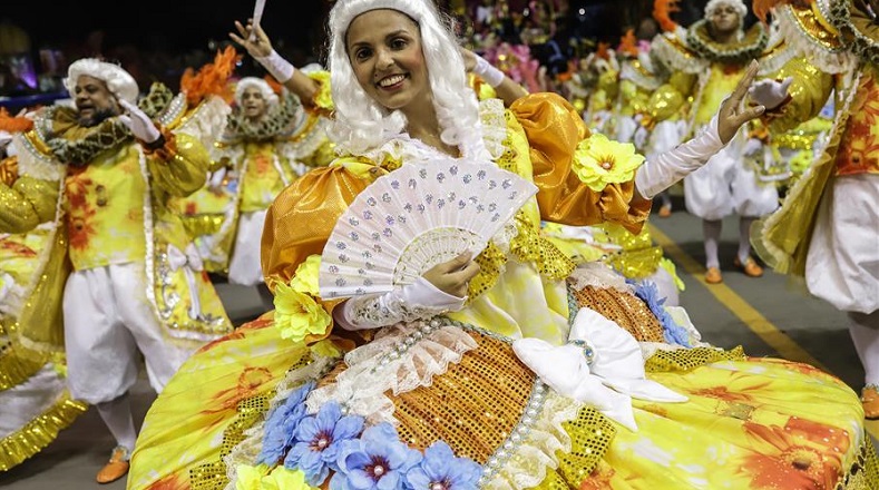 Los carnavales de Sao Paulo, Brasil, son uno de los principales del país y participan más de 30 escuelas de samba, cada una con exuberantes colores e interesantes historias de sus comunidades.