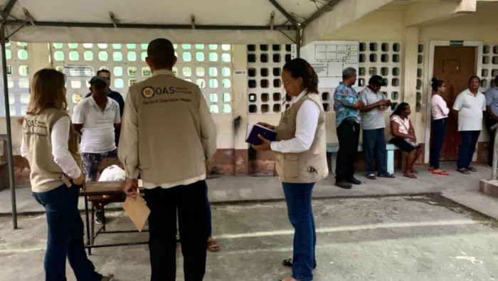 Personal de la OEA visita uno de los colegios electorales antes del inicio de las elecciones en Guyana.