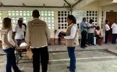 Personal de la OEA visita uno de los colegios electorales antes del inicio de las elecciones en Guyana.