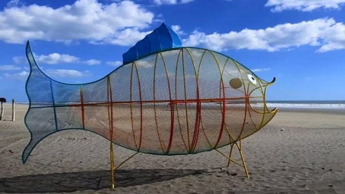 Contenedores de desechos con forma de animales marinos invitan a mantener limpio el entorno.
