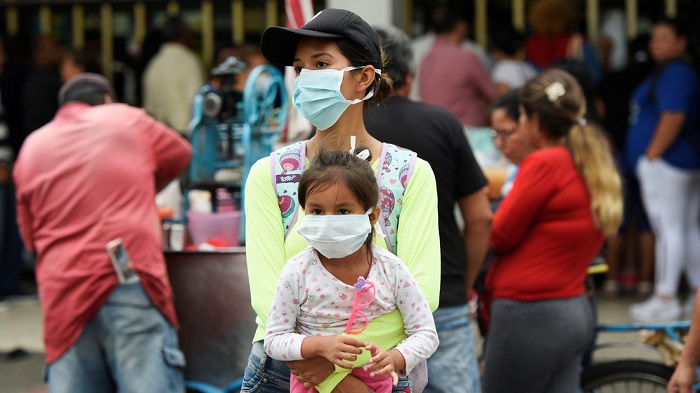 Ecuatorianos miran con preocupación el incremento de casos de coronavirus en su país.