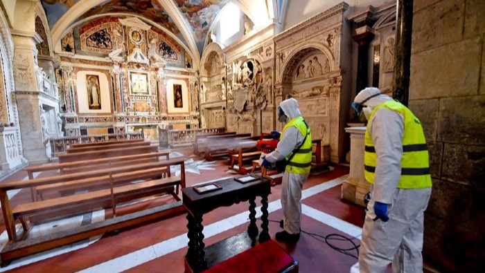 La Iglesia de San Domenico Maggiore en Nápoles es fumigada para contrarrestar el peligro de contagio del coronavirus.
