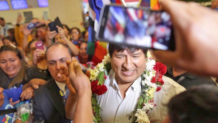 A su llegada, el líder indígena fue recibido por parte de la comunidad boliviana con banderas whipala y cálidas manifestaciones de respaldo.