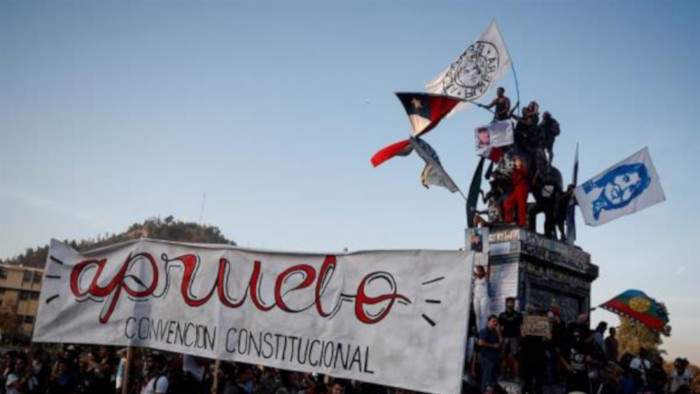 Las protestas en Chile estallaron el 17 de octubre contra la cuarta subida del precio del metro.