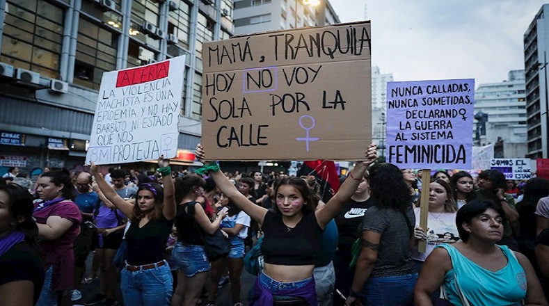 El lema "Más feminismo, mejor democracia" marcó la jornada en Uruguay. La Intersocial Feminista convocó a marchar y a realizar un paro de mujeres para reclamar una mayor equidad en los derechos y la participación de la mujer en el mundo laboral y la política, al tiempo que se exigió justicia ante los feminicidios.