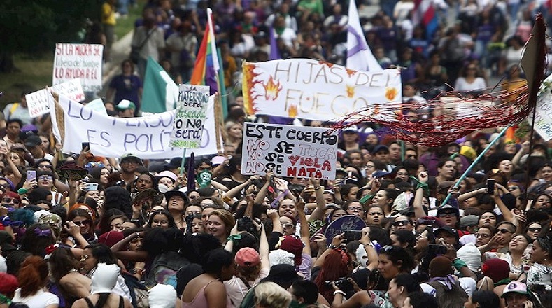 Miles de mujeres colombianas celebraron el Día Internacional de la Mujer con diferentes actividades. Desde bien temprano en Bogotá (capital) se escuchaban arengas en contra de la violencia de género, la desigualdad en diferentes ámbitos y el derecho a una cultura libre de sexismo.