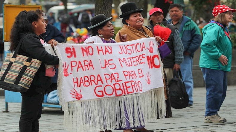 Las mujeres bolivianas caminaron unos 12 kilómetros entre las ciudades de El Alto y La Paz, luciendo pañoletas verdes y lilas, mientras pedían justicia por los casos de feminicidios que sacuden el país y pidiendo la legalización del aborto.