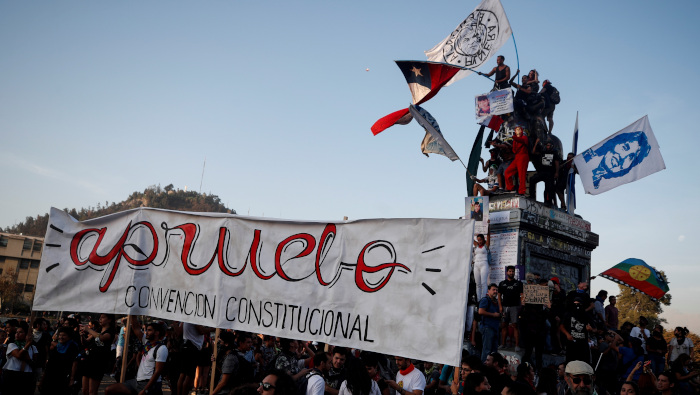 En la imagen de archivo, miles de personas se manifiestan en contra del presidente Sebastián Piñera.