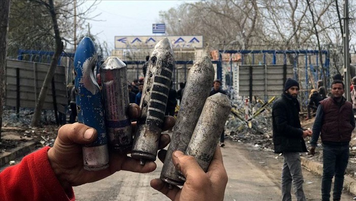 La Policía griega ha utilizado bombas de gas, cañones de agua, balas de plástico y convencionales para impedir el avance de los migrantes.