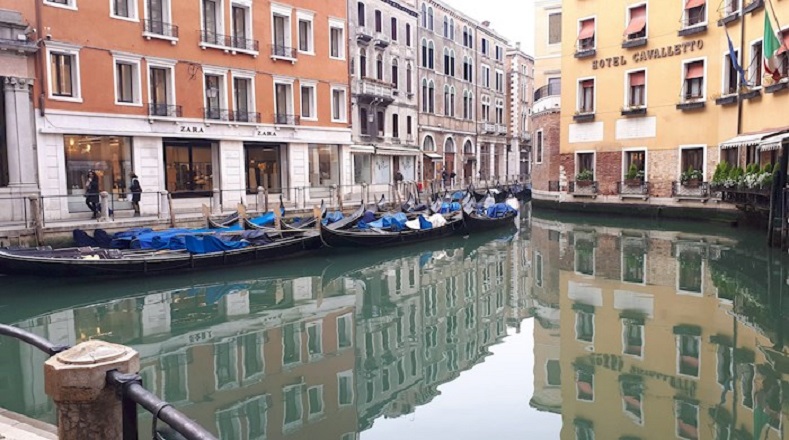 Venecia cambió su ritmo desde el estallido del brote de coronavirus en Italia. Las góndolas y los gondoleros quedan a la espera de algún turista nacional o internacional que ande de visita por la ciudad. Las aguas de los canales se mantiene en calma total.
