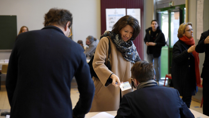 La candidata a la alcaldía de París, Agnes Buzyn, emite su voto este domingo durante las elecciones municipales francesas.