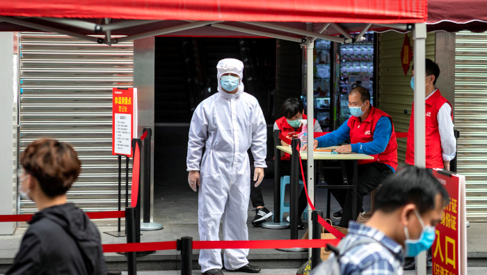 Personal de seguridad verifica a los visitantes en el Mercado de Electrónica de Shenzhen, provincia de Guangdong, China.