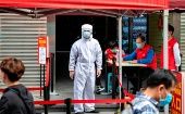 Personal de seguridad verifica a los visitantes en el Mercado de Electrónica de Shenzhen, provincia de Guangdong, China.