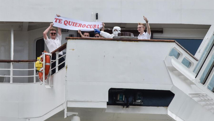Aún antes de atracar, los tripulantes del MS Braemer mostraban su agradecimiento a la solidaridad cubana.