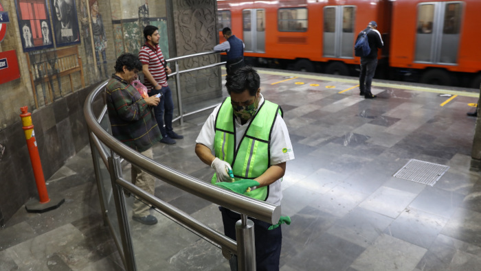 Personal de limpieza trabaja desinfectando las instalaciones del metro de la Ciudad de México.