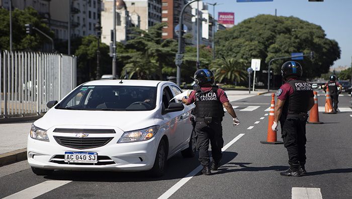 Policías argentinos detienen a persona por violar la cuarentena en la ciudad de Buenos Aires.