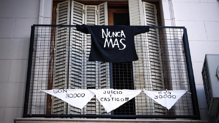 La Covid-19 no impidió que los argentinos exigieran justicia para las víctimas de la dictadura.