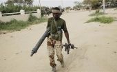 En la foto de archivo, un soldado de Chad lleva armas incautadas de Boko Haram.