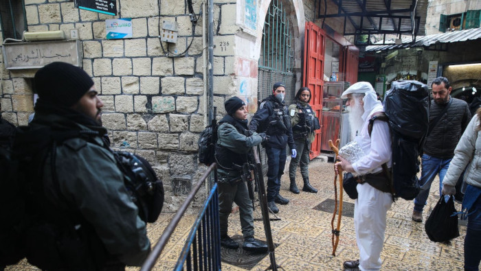 Fuerzas israelíes hacen guardia en un puesto de control, en el marco de las medidas adoptadas para frenar la pandemia del Covid-19.