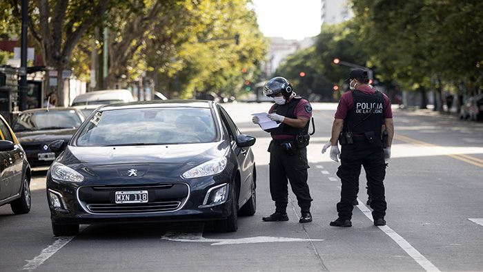 Las fuerzas policiales han retenido alrededor de 600 autos por irrespetar la cuarentena.