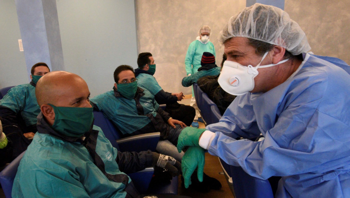 Médicos cubanos conversan con pacientes con Covid-19 en Crema, Italia.