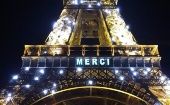 Con un mensaje en la Torre Eiffel, Francia agradece a quienes luchan contra el coronavirus SARS-CoV-2, causante de la Covid-19.