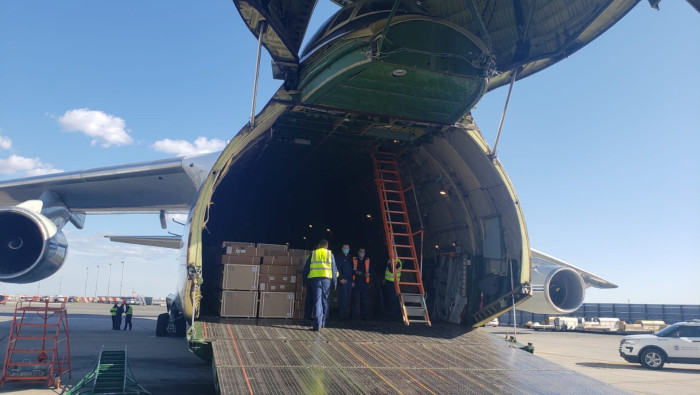 El avión ruso transportó unas 60 toneladas de implementos médicos para la lucha contra el Covid-19.