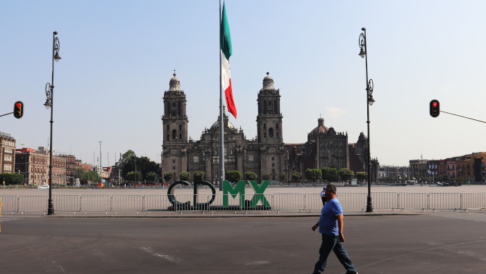 El Zócalo de la Ciudad de México luce desértico por las medidas tomadas ante el Covid-19.