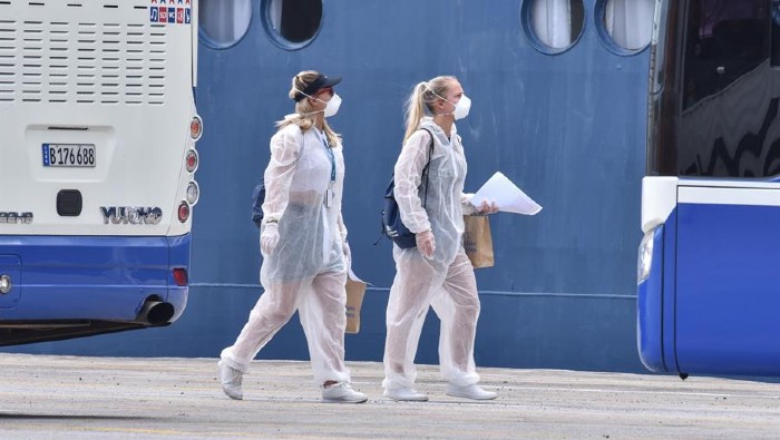 El crucero británico traía 700 pasajeros que estuvieron expuestos al nuevo coronavirus tras confirmarse cinco positivos en la embarcación.