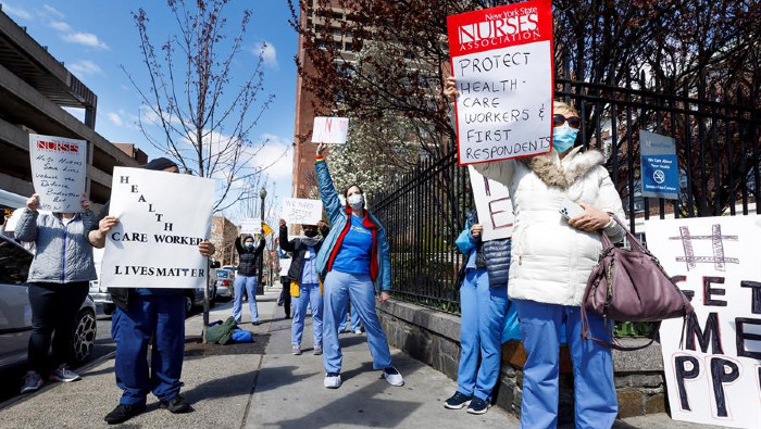 Los manifestantes en Nueva York protestaron por la carencia de insumos que afecta a médicos, enfermeros y paramédicos de todo el país.
