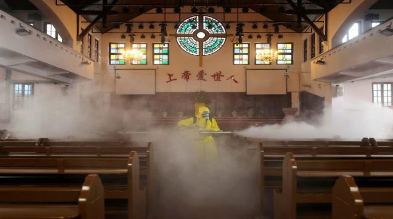 Las autoridades sanitarias de Wuhan constantemente limpiaron y desinfectaron lugares donde se concentran grandes cantidades de personas.
