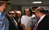 Ronaldinho y su hermano pagaron una fianza para continuar el proceso judicial fuera de la cárcel.