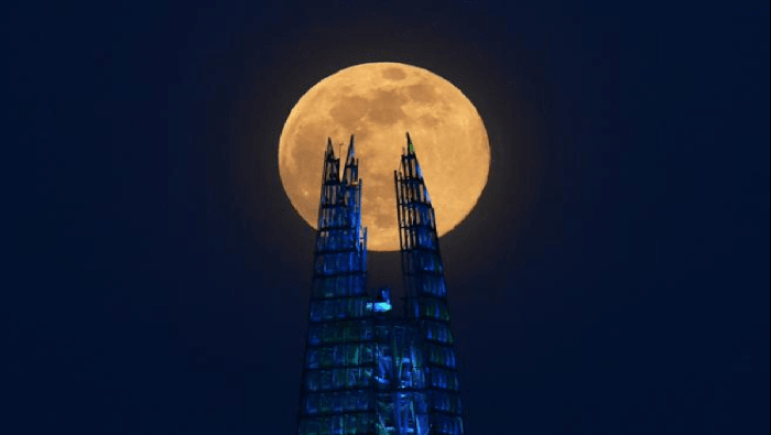 Tras otro monumento reconocido a nivel mundial, el rascacielos The Shard, en Londres, también fue fotografiada la Luna más luminosa de este 2020. 