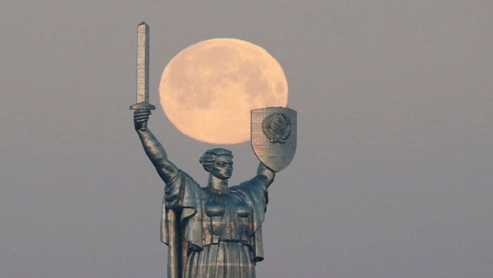 Cada fotógrafo o aficionado se destacó tomando una foto de la "Superluna rosa". Tal es el caso de Valentyn Ogirenko quien fotografió la superluna del pasado 8 de abril, sobre el monumento "Mother of Motherland" en Kiev, la capital de Ucrania.  