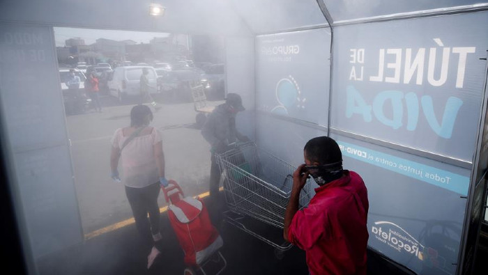 Las autoridades chilenas han instalado túneles de desinfección en lugares proclives a la concentración de personas.